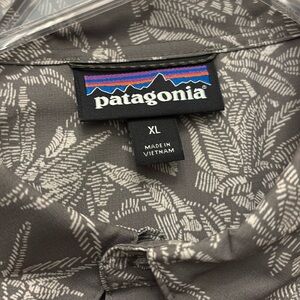 Men’s short sleeve Patagonia shirt. XL Green Khaki in color